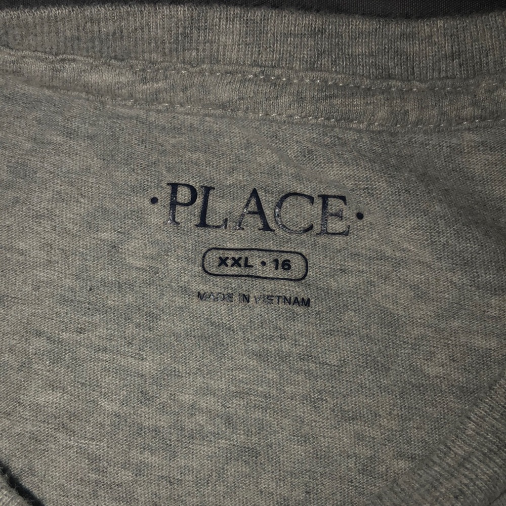 A grey short-sleeve tee shirt - Picture 3 of 3